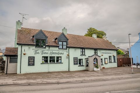 Three Horseshoes