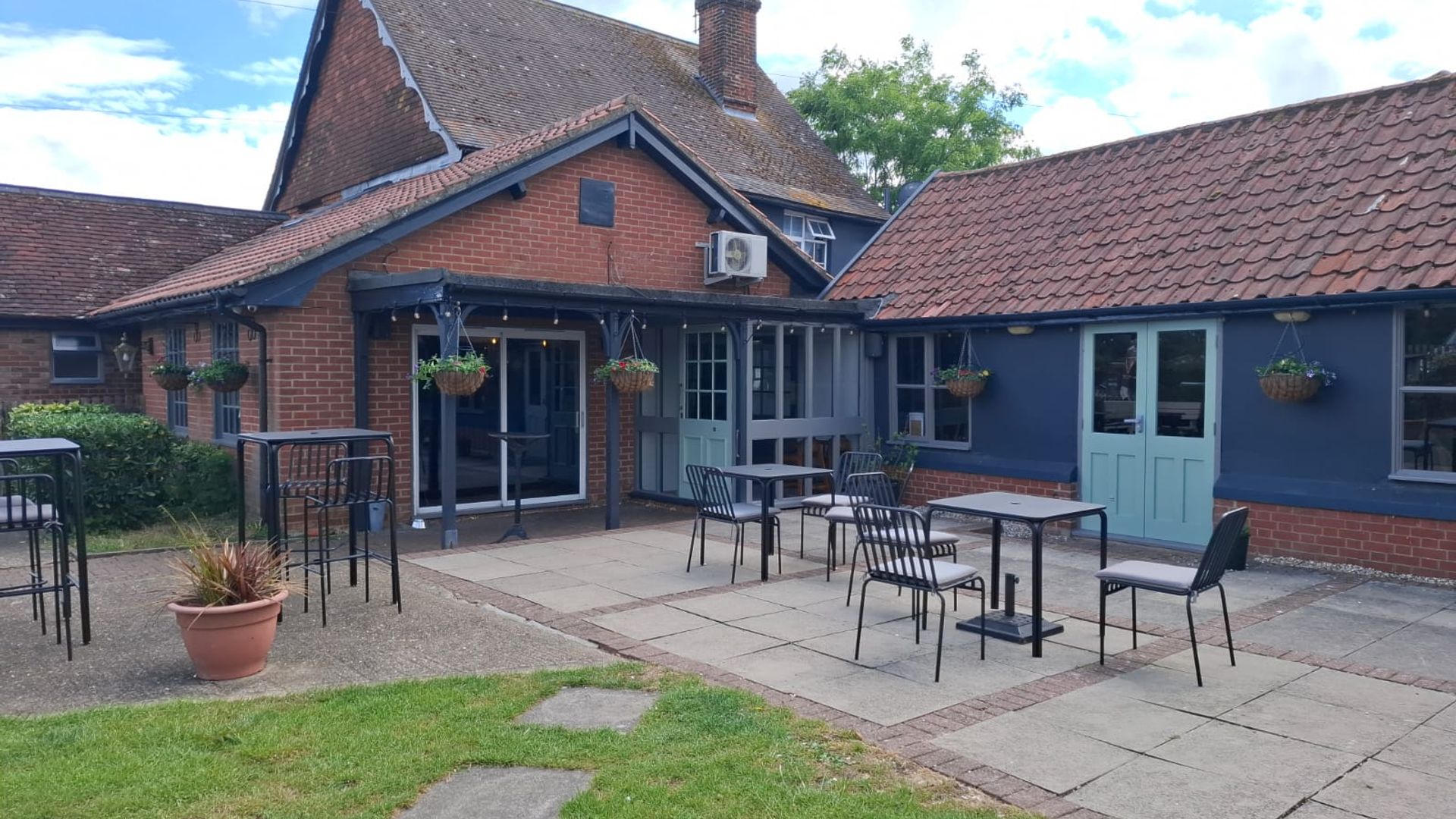 Three Horseshoes